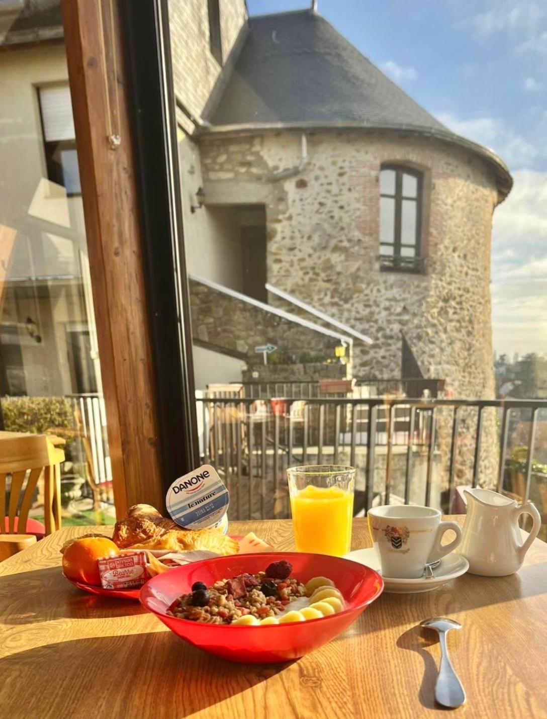 Hotel La Tour Des Anglais Mayenne Eksteriør bilde