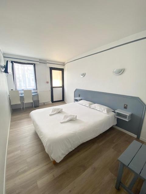 Hotel La Tour Des Anglais Mayenne Eksteriør bilde