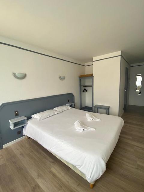 Hotel La Tour Des Anglais Mayenne Eksteriør bilde