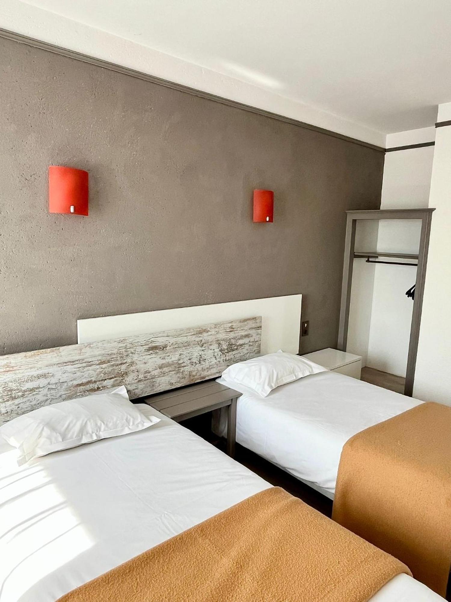 Hotel La Tour Des Anglais Mayenne Eksteriør bilde