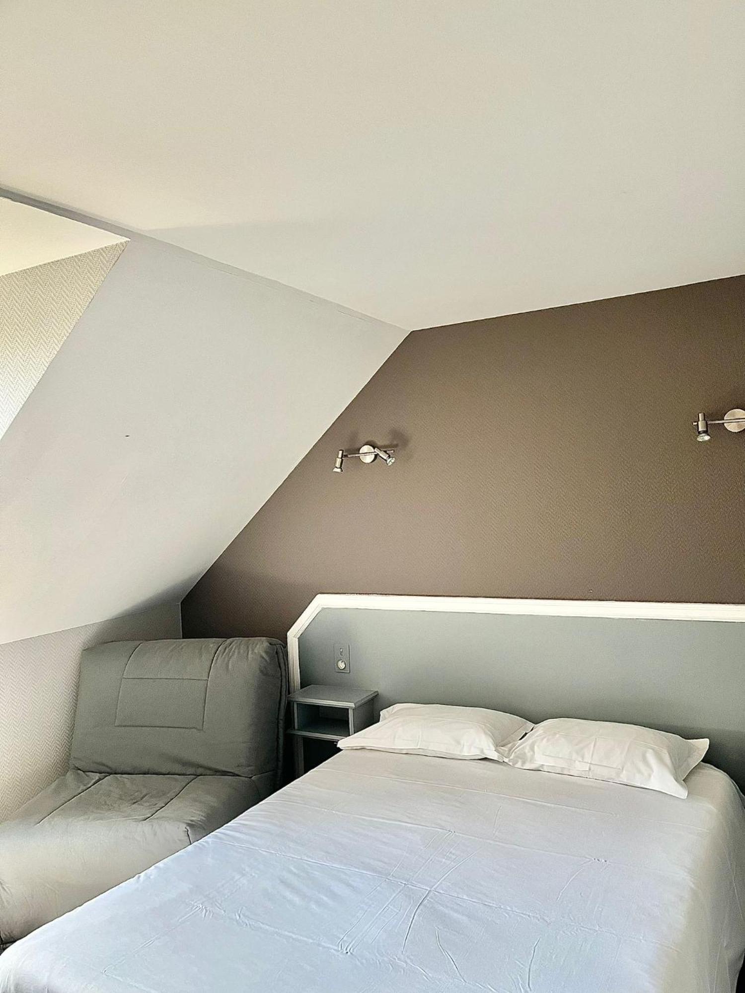 Hotel La Tour Des Anglais Mayenne Eksteriør bilde